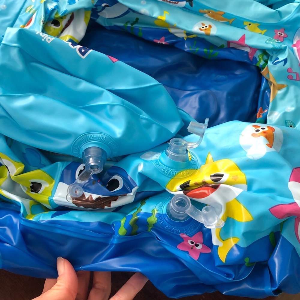 🥧 Baby Shark Inflatable Tub - Picture 6 of 9